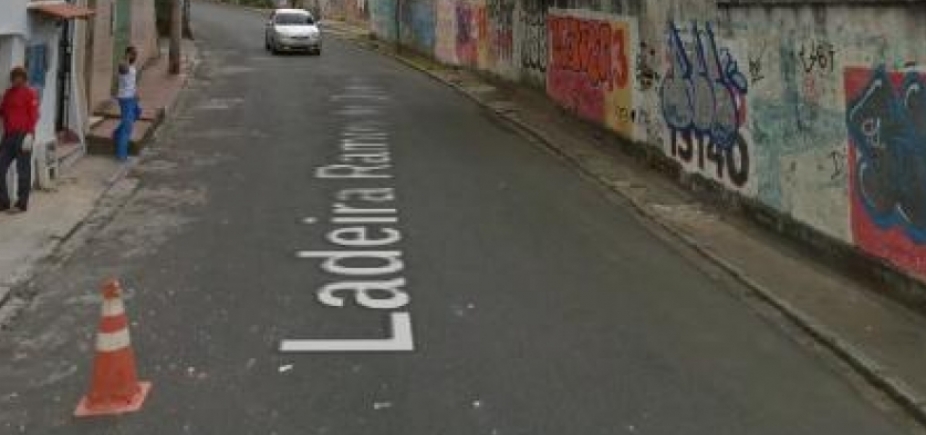 Muro desaba e interdita trânsito em rua de Santo Antônio Além do Carmo 