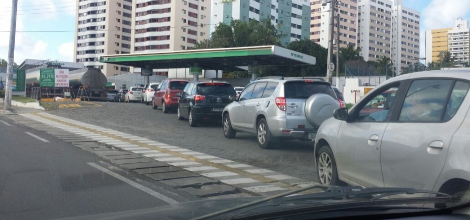  Soteropolitanos enfrentam filas em postos que ainda não repassaram o aumento da gasolina