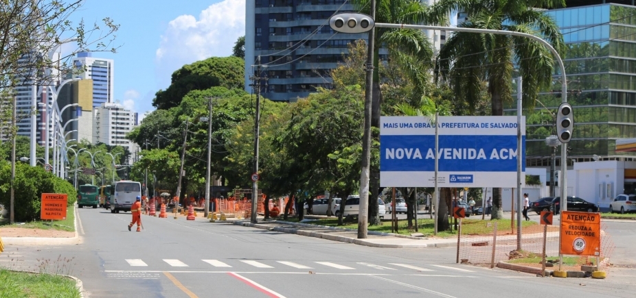 Obras na Avenida ACM estão atrasadas há dois meses