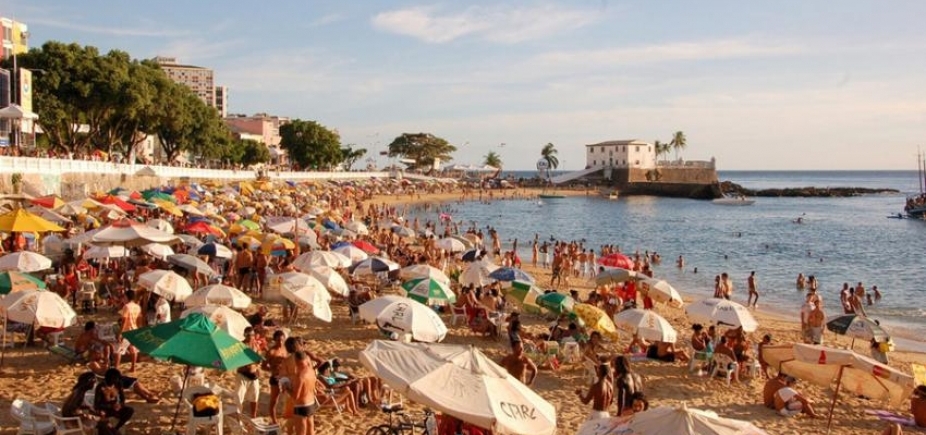 Corpo de mulher é encontrado boiando em praia no Porto da Barra