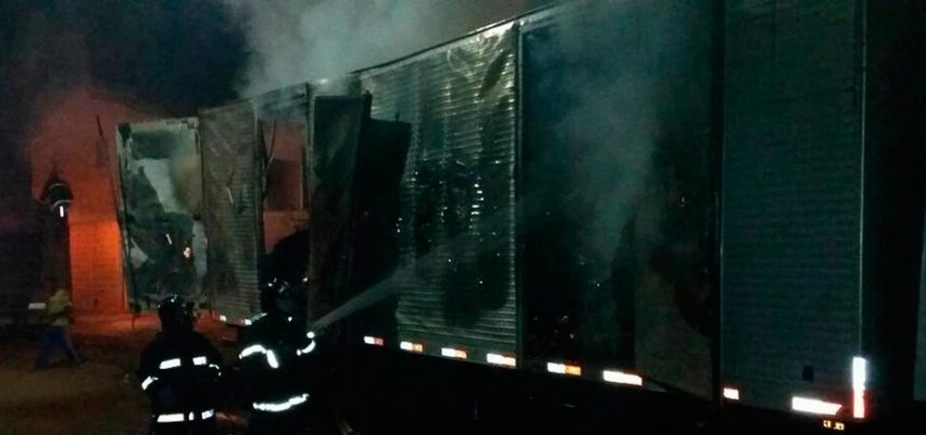 Carregado de papelão, caminhão pega fogo e fica parcialmente destruído em Barreiras 