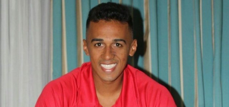 Vitória confirma contratação do lateral Juninho