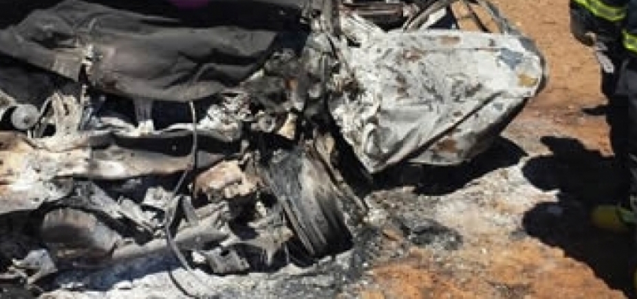 Carro pega fogo ao bater em caminhão e motorista morre na BR-020