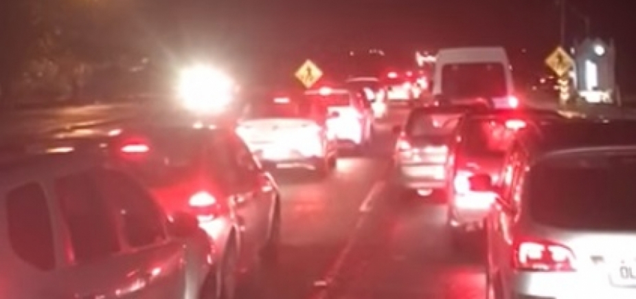 Com obra da CLN, motoristas enfrentam mais de 5h de congestionamento entre Praia do Forte e Salvador
