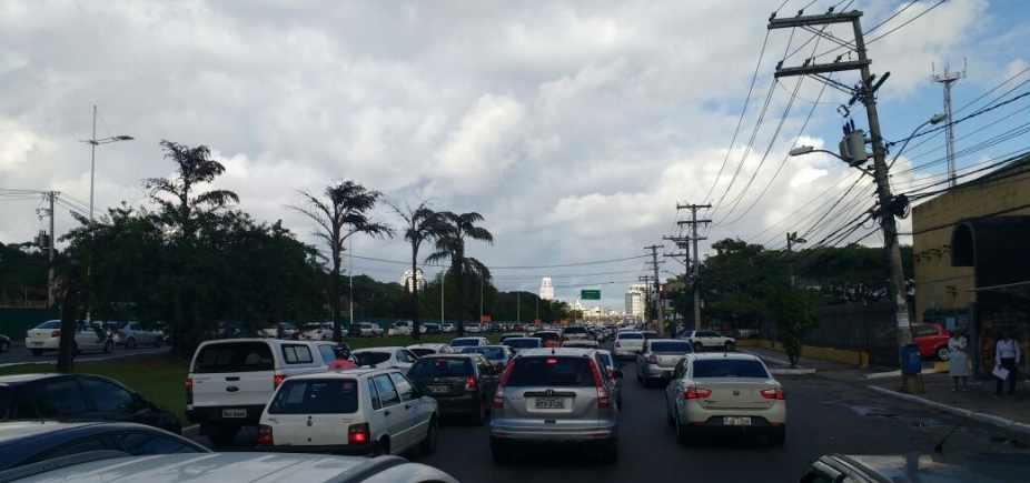 Trânsito: motoristas enfrentam retenção no Rio Vermelho e Largo da Calçada