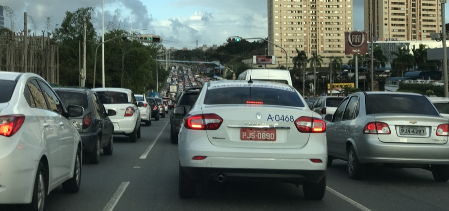  Trânsito: motoristas enfrentam retenção na Av. Paralela e BR-324