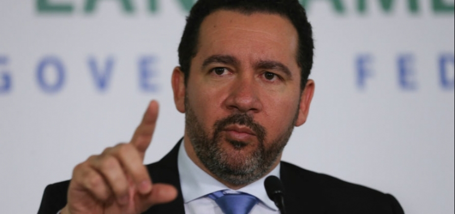 Ministro diz que não precisa de lei para aumentar impostos sobre combustíveis