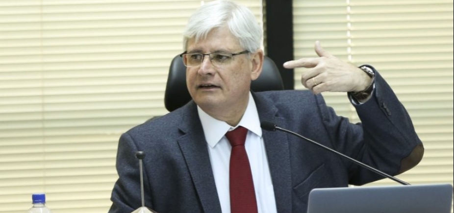 Janot defende prisão de Cunha: 'Solto pode voltar a delinquir e influenciar seus asseclas'