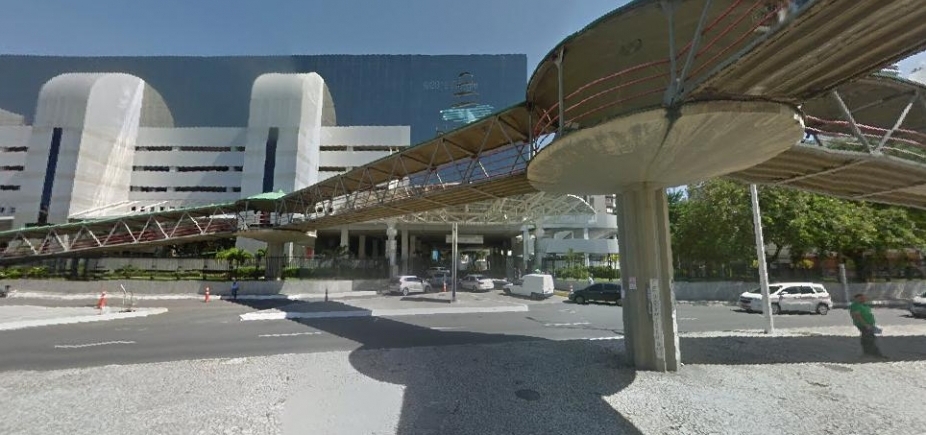 Prefeitura culpa as chuvas por atraso de três meses na entrega de passarela do Chame Chame