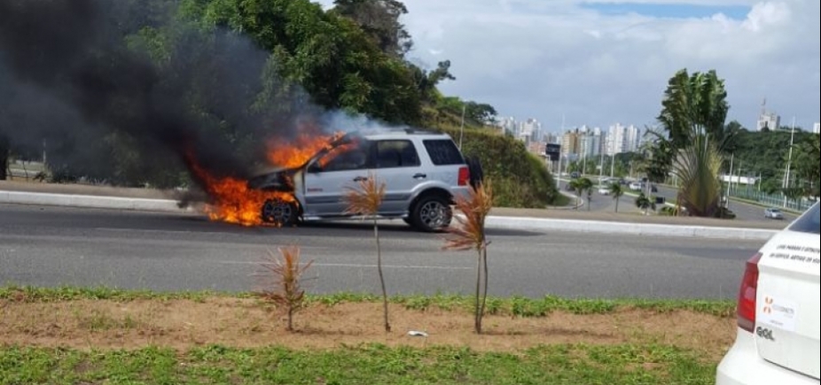 Carro pega fogo na Av. Luís Eduardo Magalhães e trava trânsito na região; veja vídeo