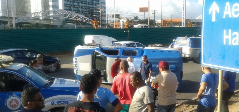 Viatura da Polícia Civil capota na Paralela após colisão com carro perseguido pela PM