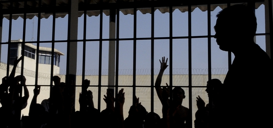 Seis detentos fogem de delegacia após serrarem grade e renderem vigilante