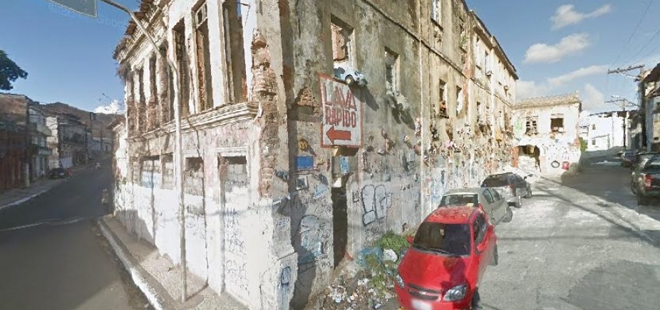 Trânsito é bloqueado no Barbalho para demolição de casarão