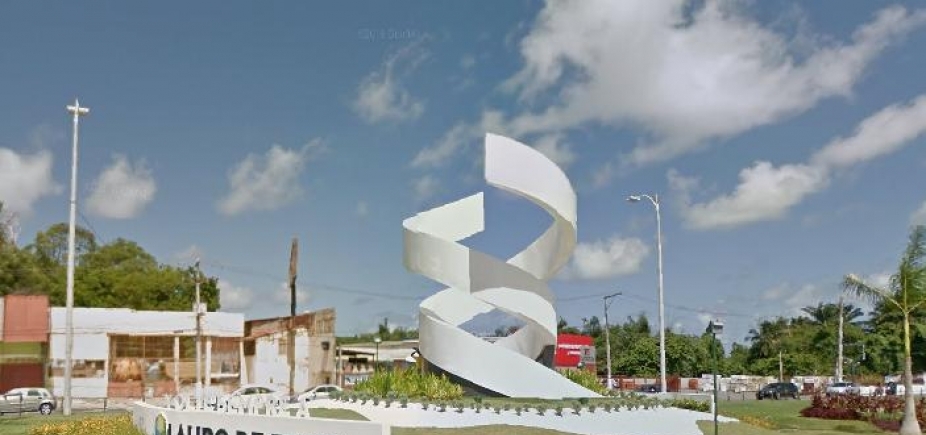 Moema ironiza monumento instalado por antecessor: \"\"Precisa muito esforço para entender\"\"