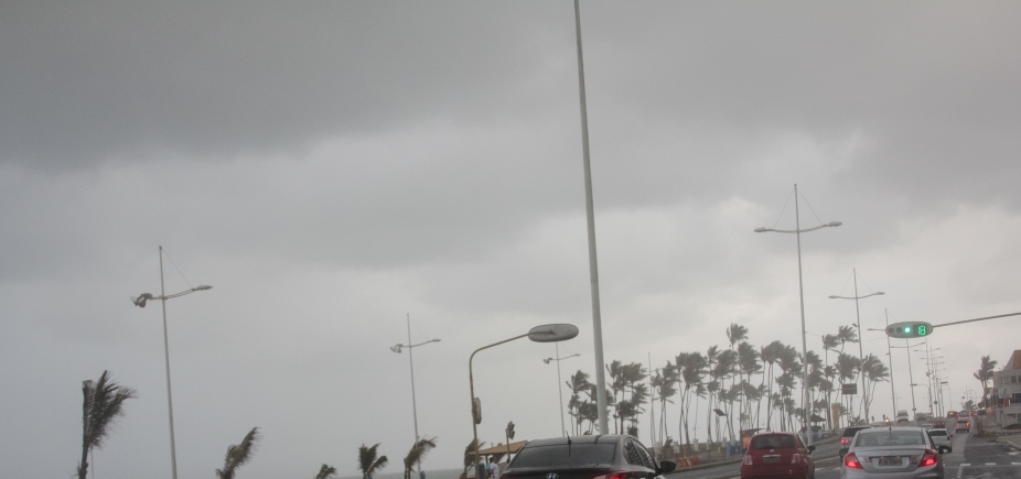 Marinha alerta para ondas de até 4 metros e ventos de 74 km/h no litoral baiano