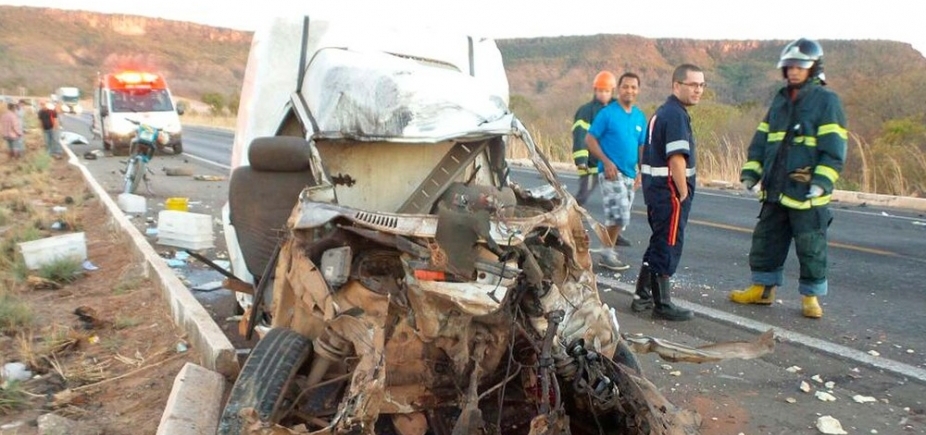 Batida entre carro e carreta deixa uma pessoa morta no oeste da Bahia