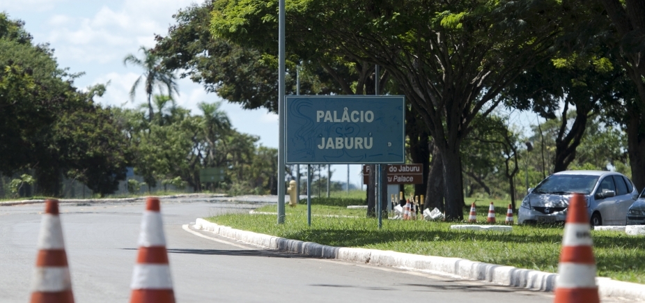 Às vésperas da votação de denúncia na Câmara, Temer recebe Aécio no Palácio do Jaburu