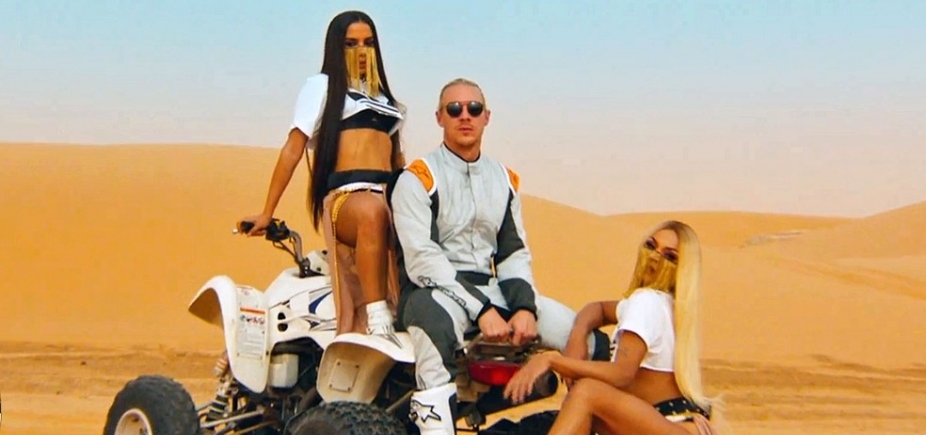 Opa! Anitta se descuida e mostra demais em novo clipe com Pabllo Vittar 