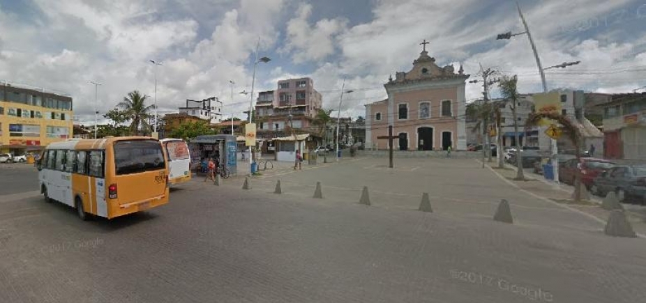 Vendedores ambulantes protestam em Itapuã e bloqueiam via com banheiros químicos