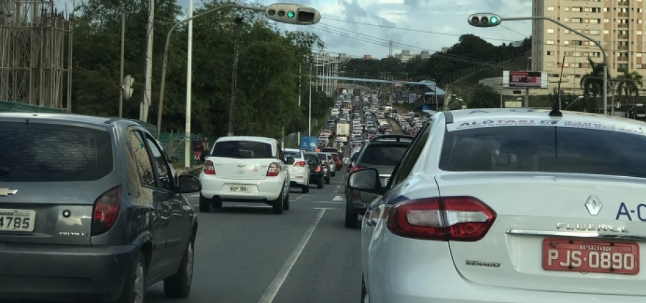 Início de manhã com trânsito intenso em Salvador e chuva na BR-324 