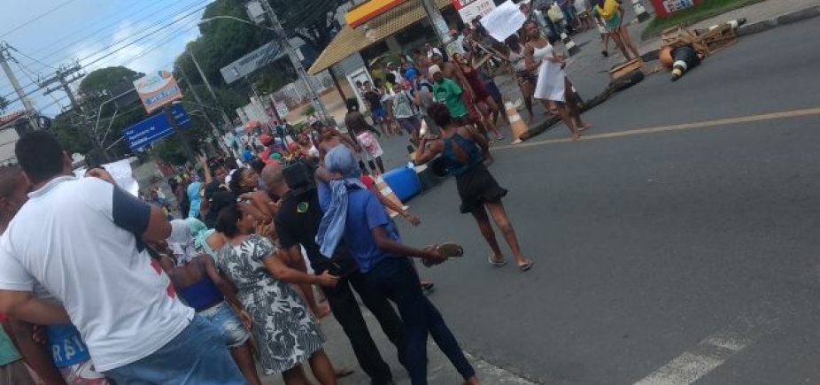 Manifestantes protestam contra a morte de morador do Engenho Velho da Federação