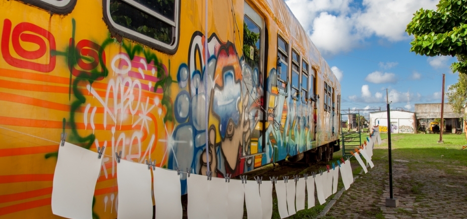 Vagão de trem é utilizado como câmera fotográfica e laboratório no Subúrbio Ferroviário
