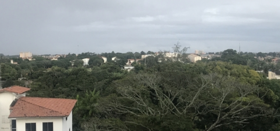 Previsão: Tempo permanece nublado e pode chover a qualquer hora em Salvador 