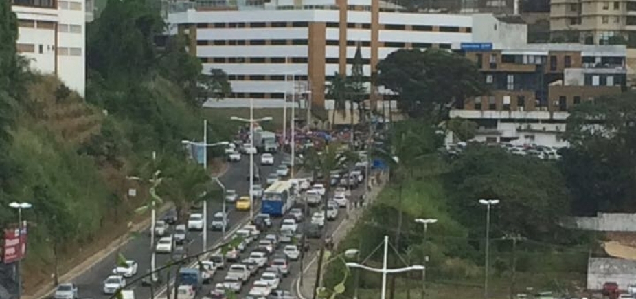 Professores da rede municipal fazem protesto na avenida Garibaldi