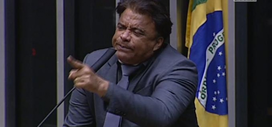 Com nome de Temer tatuado, deputado faz discurso exaltado e repleto de ofensas a colegas; veja 