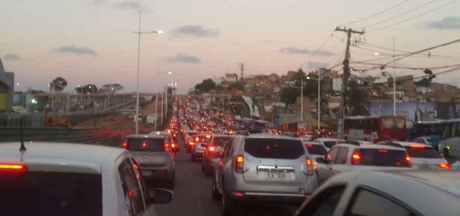 Acidente no Viaduto Nelson Dahia deixa trânsito na Paralela travado