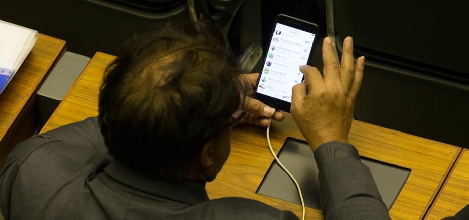 Deputado que tatuou nome de Temer é flagrado pedindo "nudes" na Câmara: "Mostra a bunda"