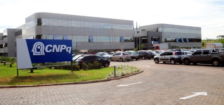 Pagamento de bolsas e projetos científicos pode ser suspenso por falta de recursos