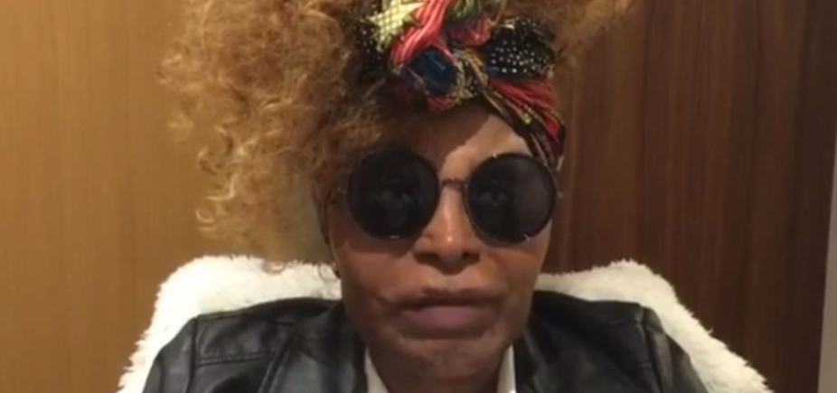 “Paralisada”, diz Elza Soares após pane em turbina de avião que seguia para os EUA