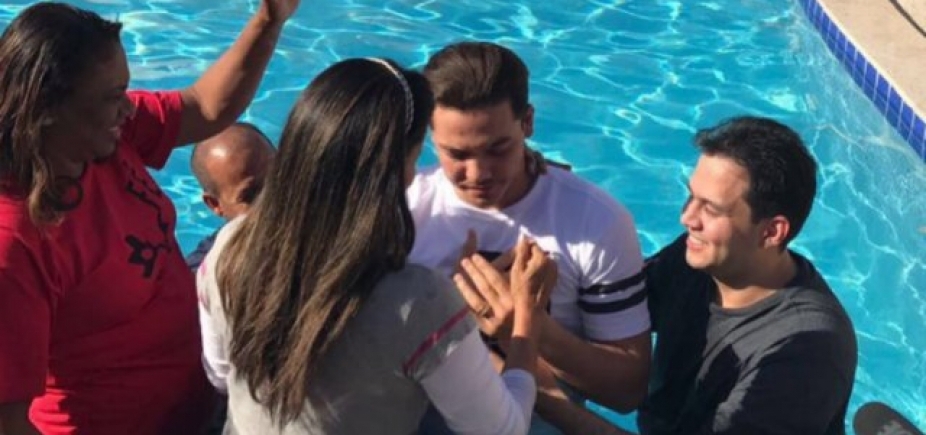 Wesley Safadão se converte e é batizado em igreja evangélica