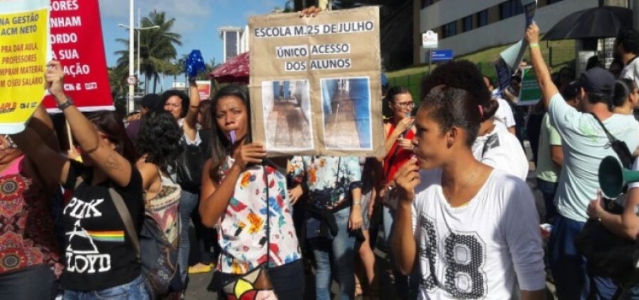 Em prol de reajuste, professores municipais fazem protesto no Farol da Barra