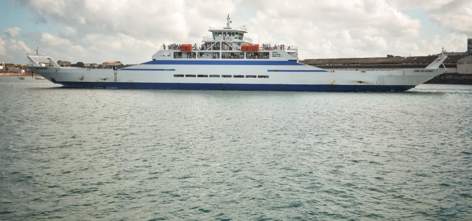 Saídas do ferry acontecem a cada uma hora neste domingo