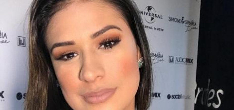 Simone posa ao lado de carrões, fã critica e cantora rebate; veja