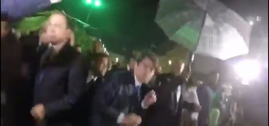 João Doria leva ovada durante protesto em frente à Câmara de Salvador; veja vídeo