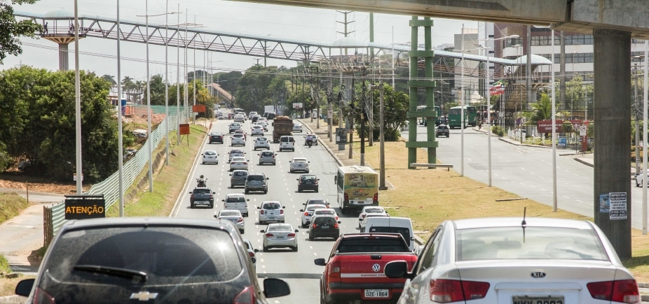 Pequenas colisões deixam trânsito lento na Av. Paralela