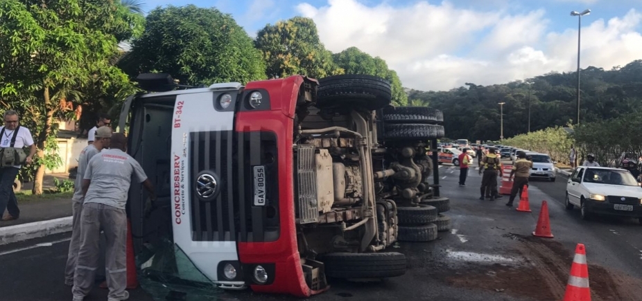 Betoneira tomba e causa grande engarrafamento na Luis Eduardo Magalhães