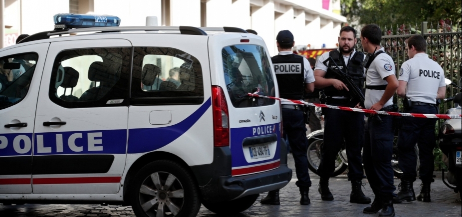 Polícia busca suspeito de atropelar seis soldados de patrulha antiterrorista em Paris