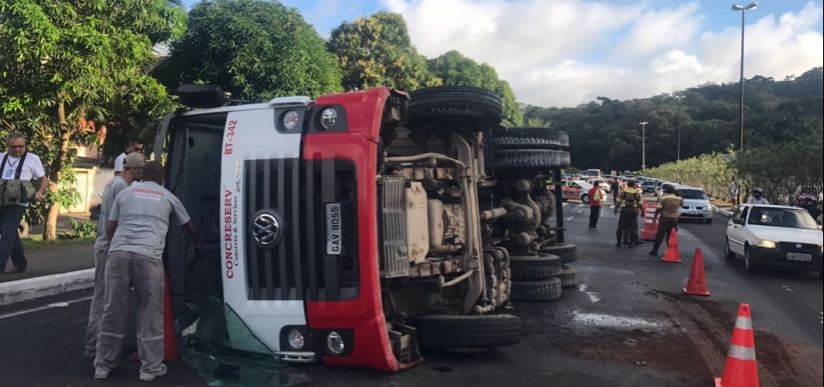 Betoneira continua na via e engarrafamento é grande nas vias de acesso a Luis Eduardo Magalhães
