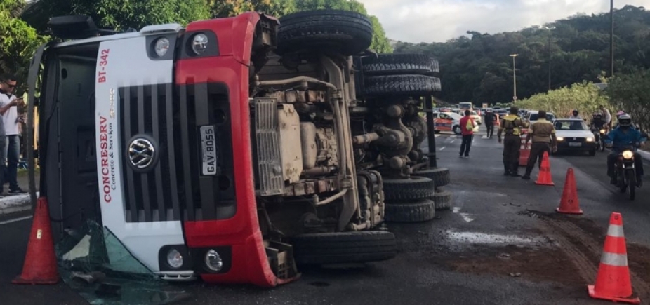 Após 4h, betoneira tombada continua congestionando a Luis Eduardo Magalhães