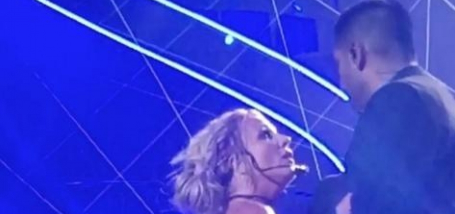 Homem invade palco durante show de Britney Spears e apavora: \"Ele está armado?\"