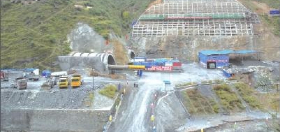 Acidente com ônibus em túnel da China deixa 36 mortos e 13 feridos