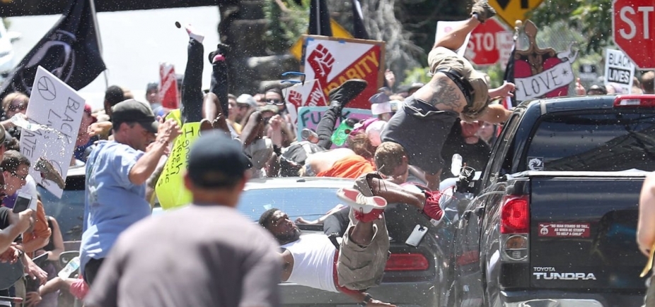Motorista avança contra multidão durante protesto extremista nos Estados Unidos; veja vídeo