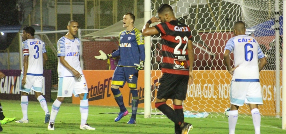 Vitória abusa de perder gols e perde para o Avaí por 1 a 0 no Barradão