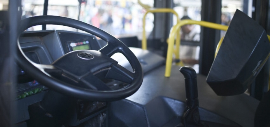 Grupo tenta incendiar ônibus em Feira de Santana