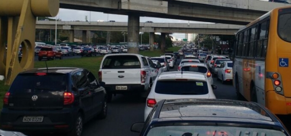 Ônibus cai em buraco e congestiona Ladeira da Cruz da Redenção 