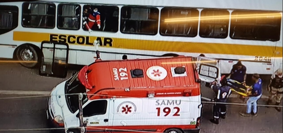 Colisão entre carreta e ônibus escolar deixa crianças feridas em Simões Filho